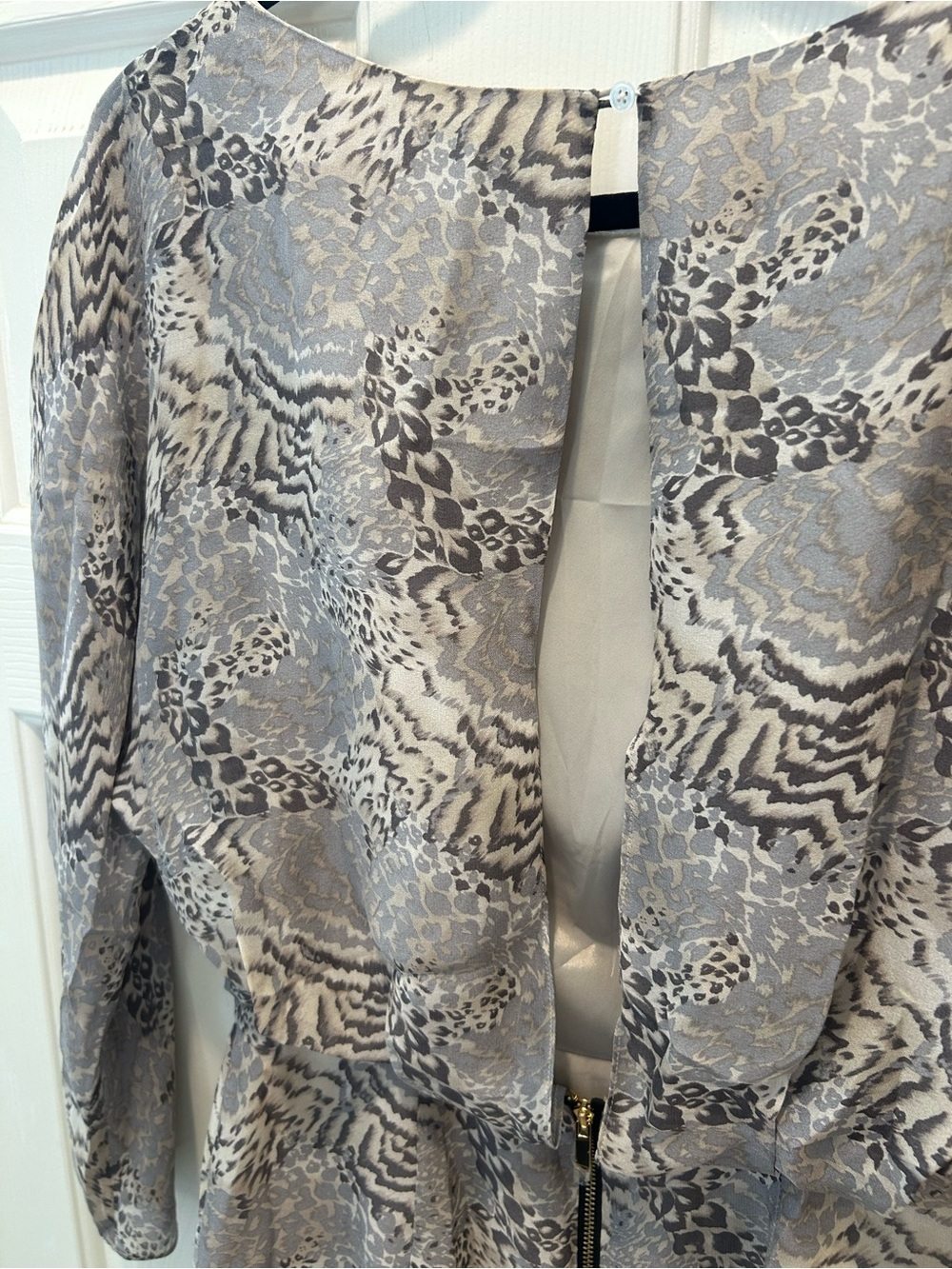 Elizabeth and James Animal Print Draped Long Sleeve Mini Dress Size 4 - Picture 9 of 16